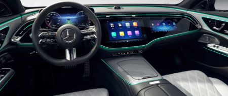 Mercedes E-class 2024 có 3 màn hình, cho phép người dùng chơi Angry Birds, lướt TikTok, selfie