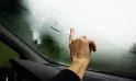 Những cách khắc phục cửa kính ô tô bị mờ